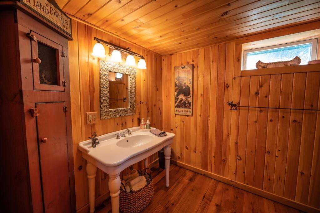 Luxe Log Cabin With Hot Tub/Spa/Steam Room! Wilmington Luaran gambar