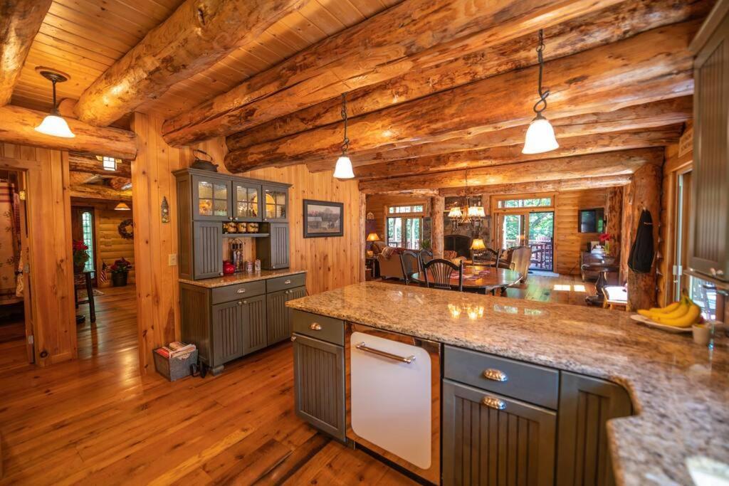 Luxe Log Cabin With Hot Tub/Spa/Steam Room! Wilmington Luaran gambar