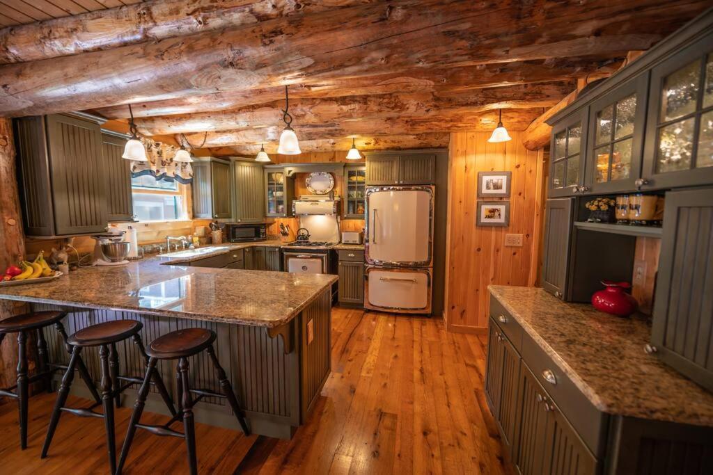 Luxe Log Cabin With Hot Tub/Spa/Steam Room! Wilmington Luaran gambar