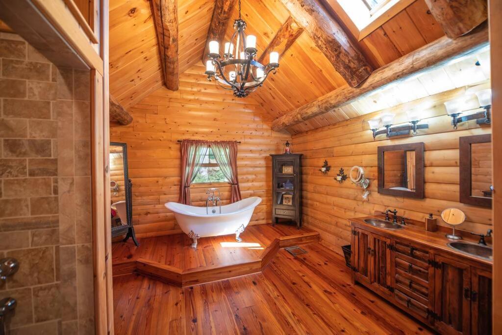 Luxe Log Cabin With Hot Tub/Spa/Steam Room! Wilmington Luaran gambar